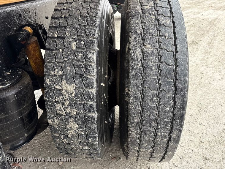 image for item FK1062 2003 International 4400 feed delivery truck