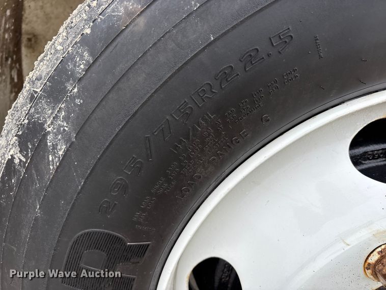 image for item FK1062 2003 International 4400 feed delivery truck