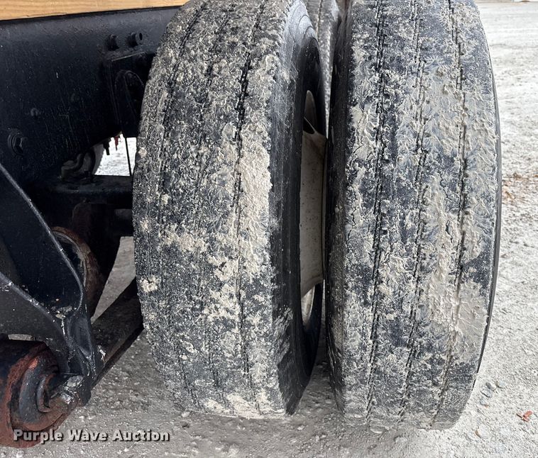 image for item FK1062 2003 International 4400 feed delivery truck