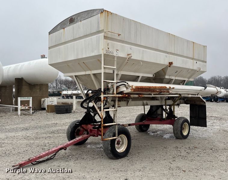 image for item FK1063 Willmar 16SS Dry fertilizer tender