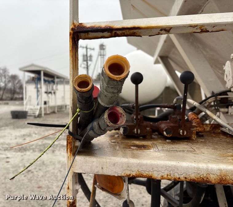 image for item FK1063 Willmar 16SS Dry fertilizer tender