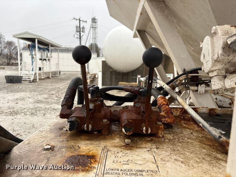 image for item FK1063 Willmar 16SS Dry fertilizer tender