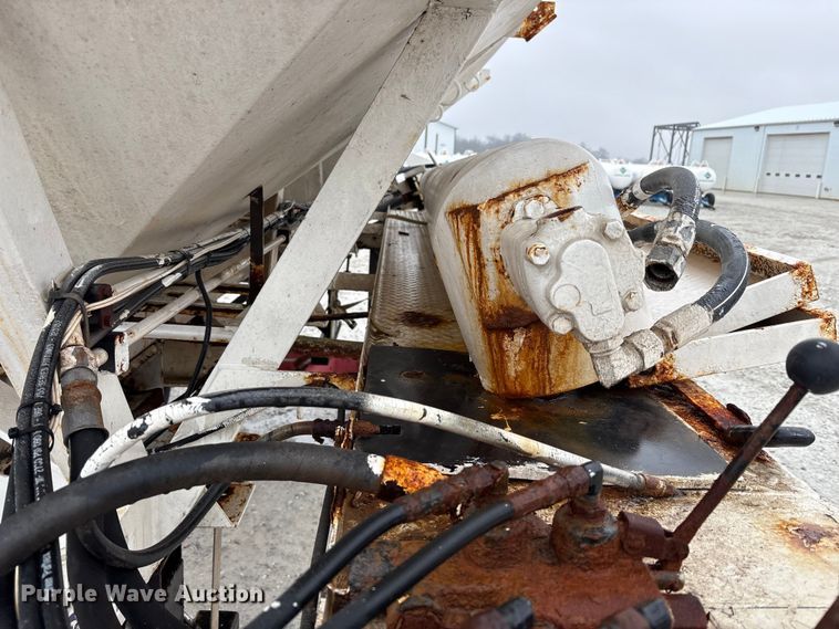 image for item FK1063 Willmar 16SS Dry fertilizer tender