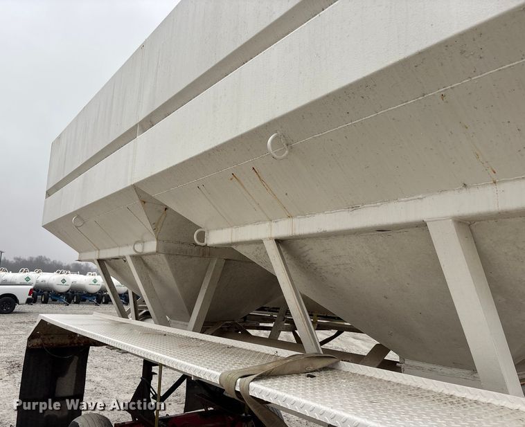 image for item FK1063 Willmar 16SS Dry fertilizer tender