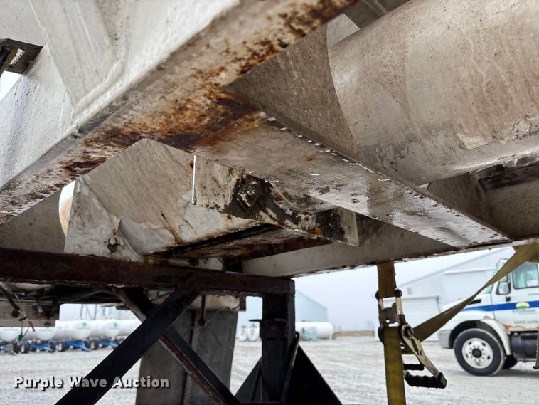 image for item FK1063 Willmar 16SS Dry fertilizer tender