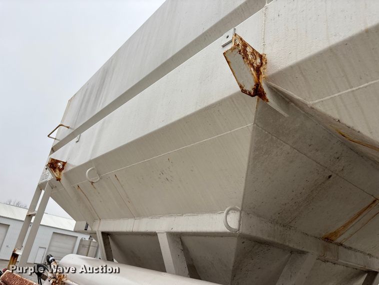 image for item FK1063 Willmar 16SS Dry fertilizer tender