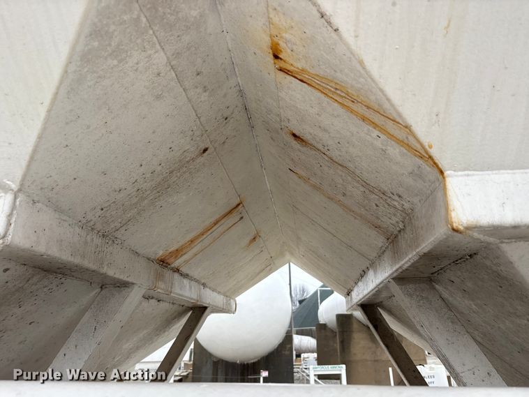 image for item FK1063 Willmar 16SS Dry fertilizer tender