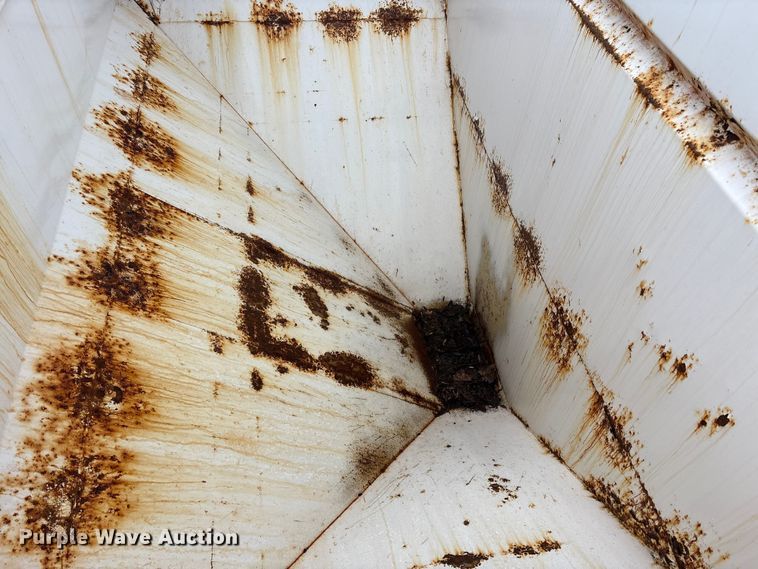 image for item FK1063 Willmar 16SS Dry fertilizer tender