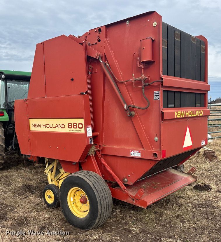 image for item OE9302 New holland 660 Auto wrap round baler