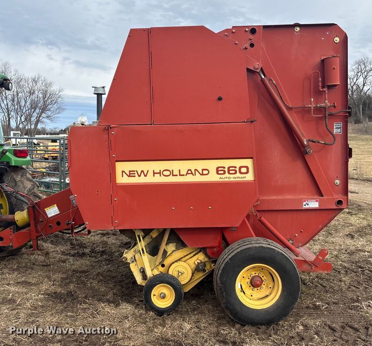 image for item OE9302 New holland 660 Auto wrap round baler