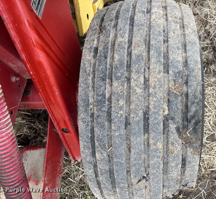 image for item OE9302 New holland 660 Auto wrap round baler