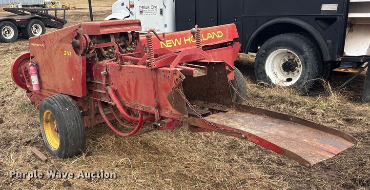 image for item OE9321 New holland 310 hayliner small square baler