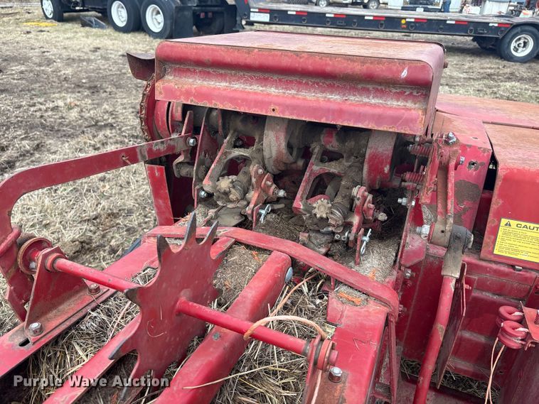 image for item OE9321 New holland 310 hayliner small square baler