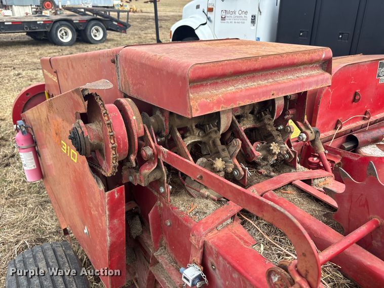 image for item OE9321 New holland 310 hayliner small square baler