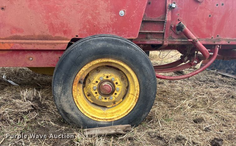 image for item OE9321 New holland 310 hayliner small square baler