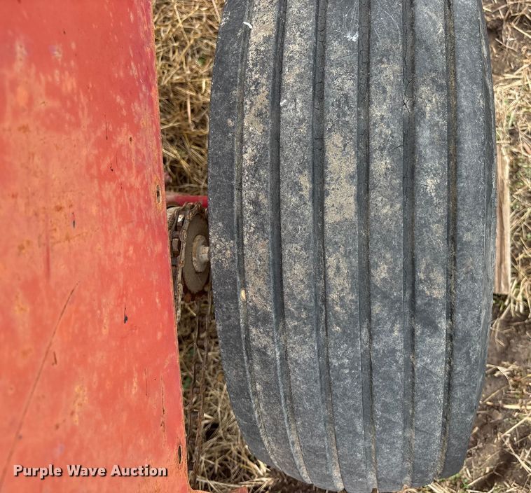 image for item OE9321 New holland 310 hayliner small square baler