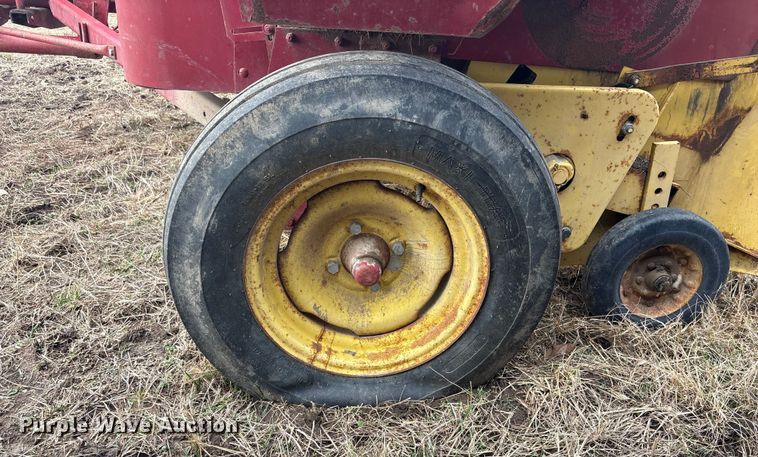 image for item OE9321 New holland 310 hayliner small square baler