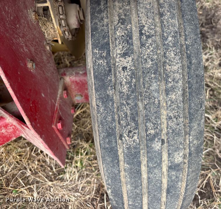 image for item OE9321 New holland 310 hayliner small square baler