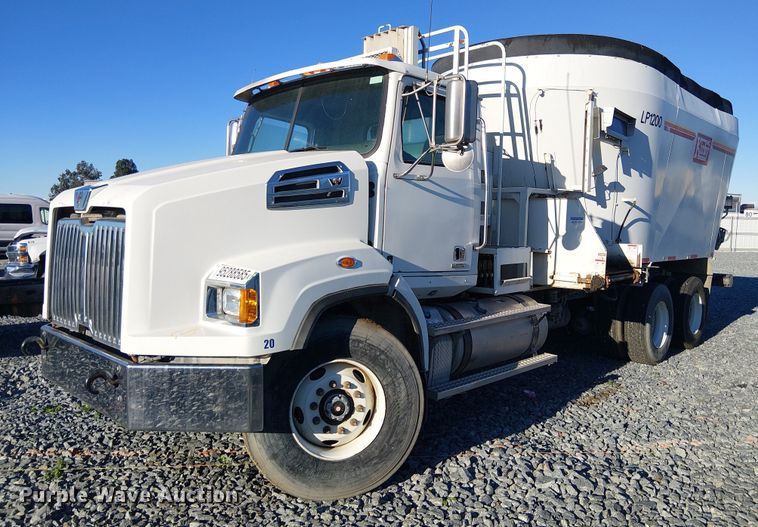 image for item YA1842 2016 Western Star 4700 feed mixer truck