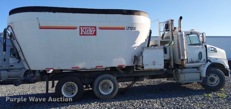 image for item YA1842 2016 Western Star 4700 feed mixer truck