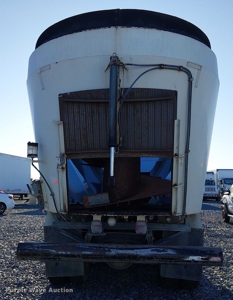 image for item YA1842 2016 Western Star 4700 feed mixer truck