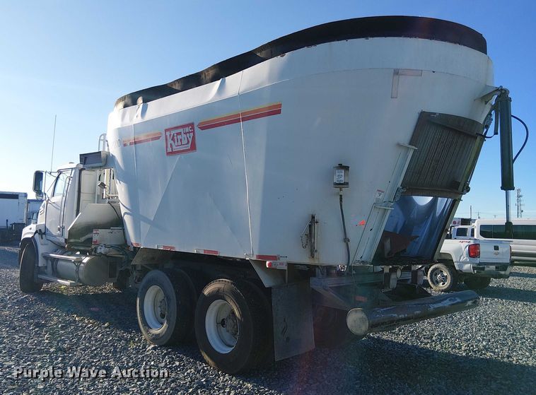 image for item YA1842 2016 Western Star 4700 feed mixer truck