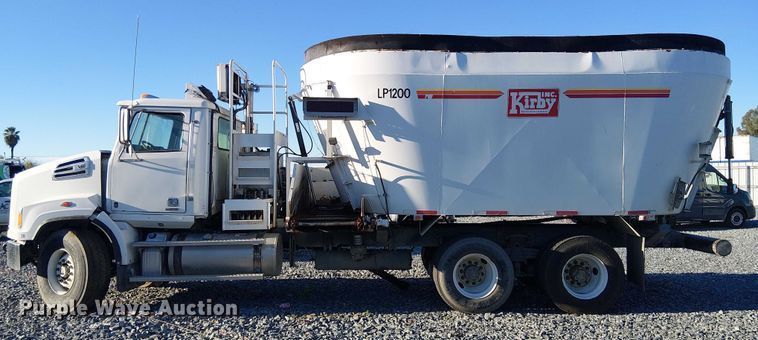image for item YA1842 2016 Western Star 4700 feed mixer truck