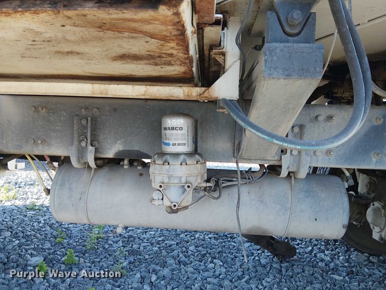 image for item YA1842 2016 Western Star 4700 feed mixer truck