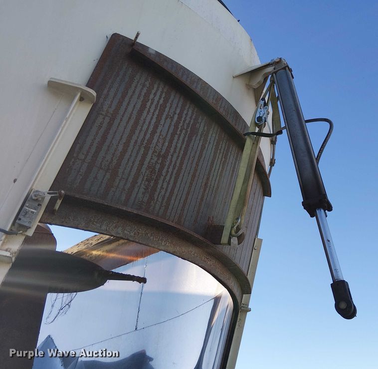 image for item YA1842 2016 Western Star 4700 feed mixer truck