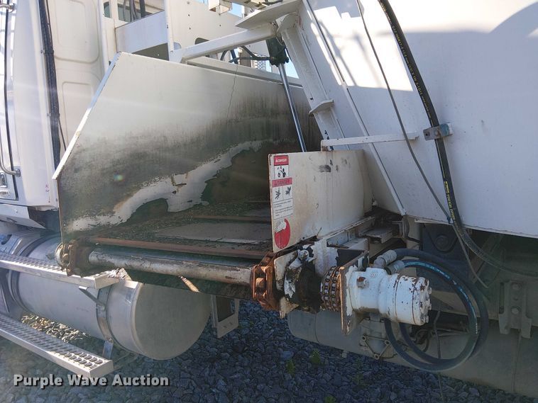 image for item YA1842 2016 Western Star 4700 feed mixer truck