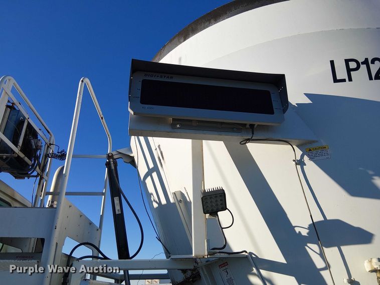 image for item YA1842 2016 Western Star 4700 feed mixer truck