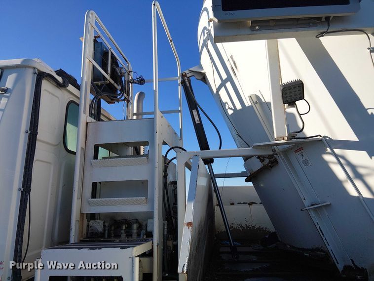 image for item YA1842 2016 Western Star 4700 feed mixer truck