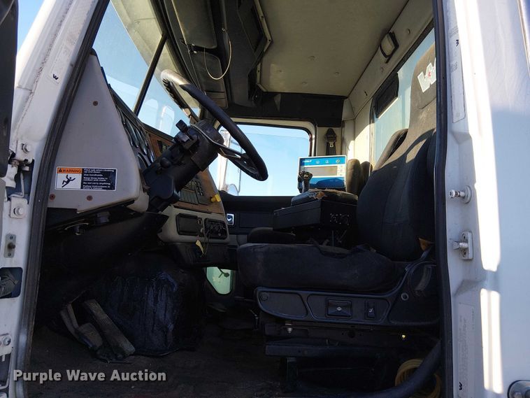 image for item YA1842 2016 Western Star 4700 feed mixer truck