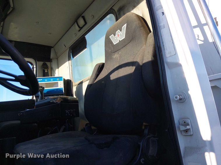 image for item YA1842 2016 Western Star 4700 feed mixer truck