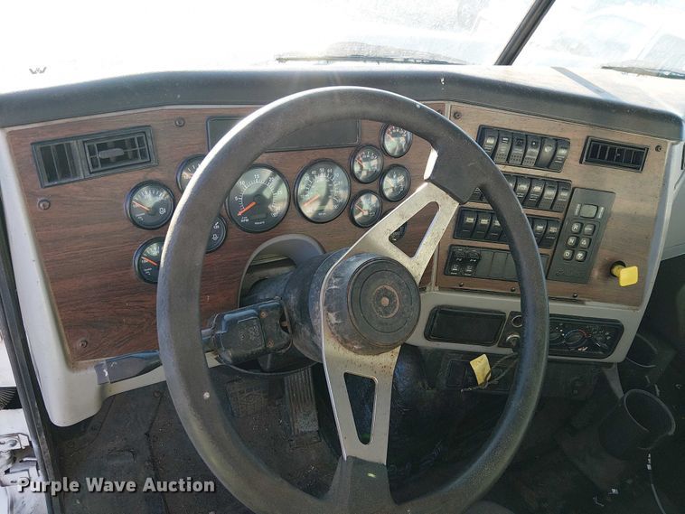 image for item YA1842 2016 Western Star 4700 feed mixer truck