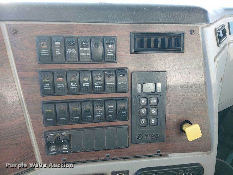 image for item YA1842 2016 Western Star 4700 feed mixer truck