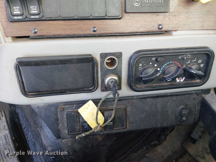 image for item YA1842 2016 Western Star 4700 feed mixer truck