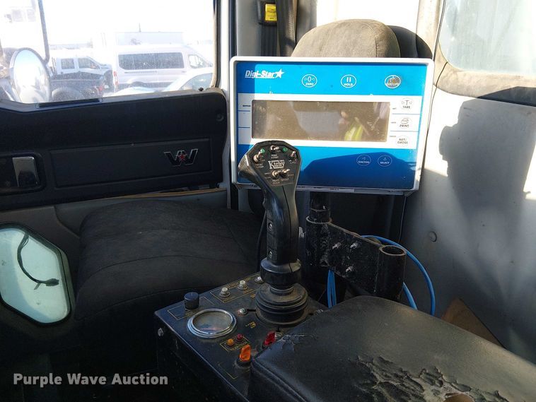 image for item YA1842 2016 Western Star 4700 feed mixer truck