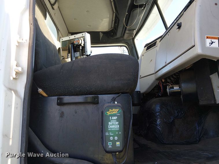 image for item YA1842 2016 Western Star 4700 feed mixer truck