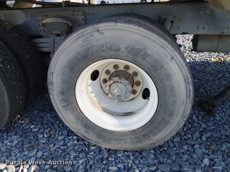 image for item YA1842 2016 Western Star 4700 feed mixer truck