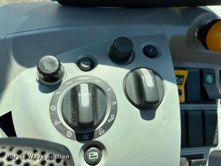 image for item YA1876 Claas Lexion 740 combine