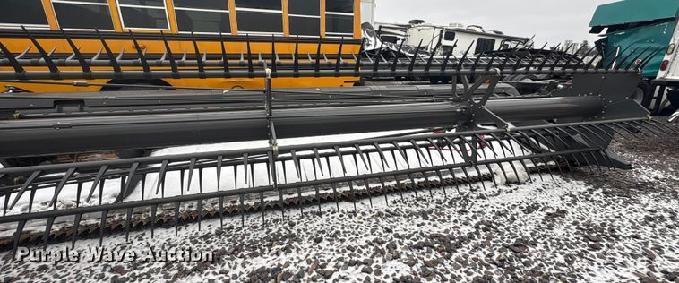 image for item YA1881 2022 Gleaner 9340 draper head