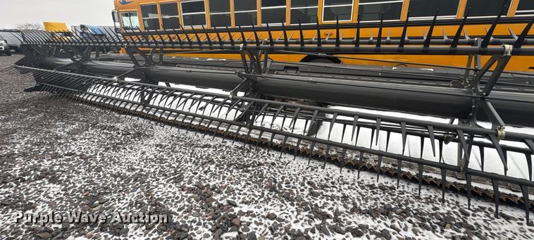 image for item YA1881 2022 Gleaner 9340 draper head