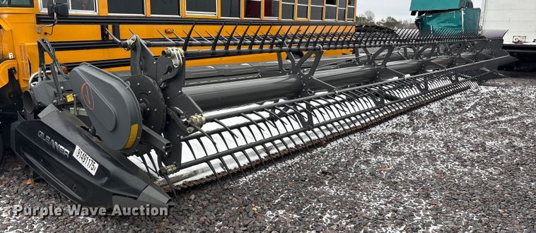 image for item YA1881 2022 Gleaner 9340 draper head