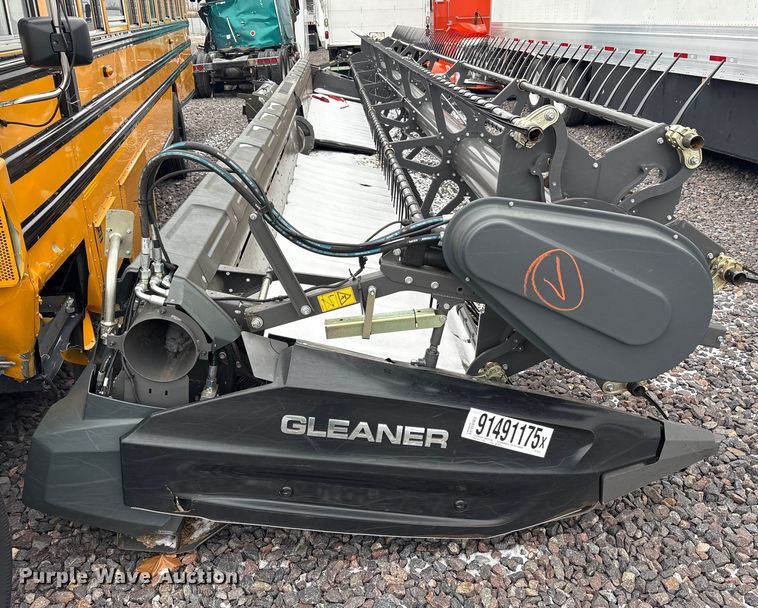 image for item YA1881 2022 Gleaner 9340 draper head