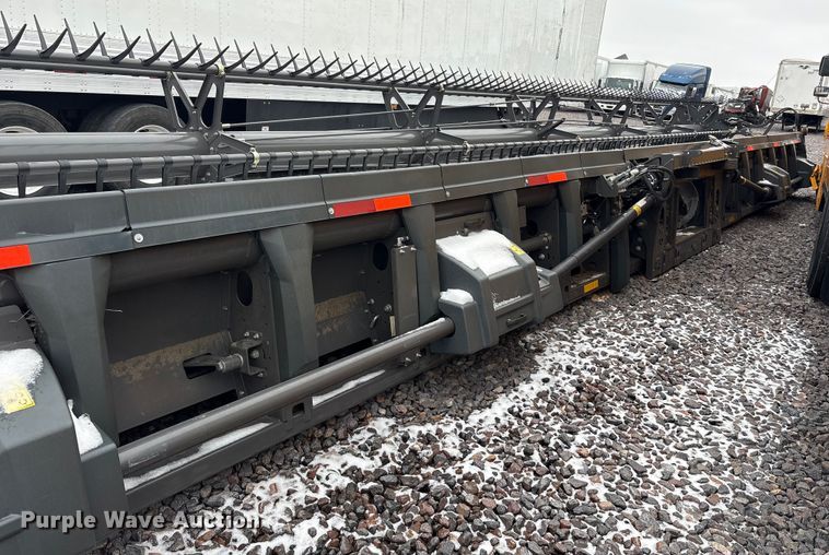 image for item YA1881 2022 Gleaner 9340 draper head