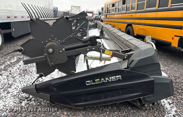 image for item YA1881 2022 Gleaner 9340 draper head