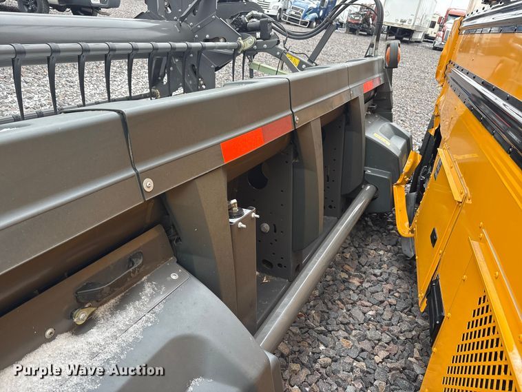 image for item YA1881 2022 Gleaner 9340 draper head