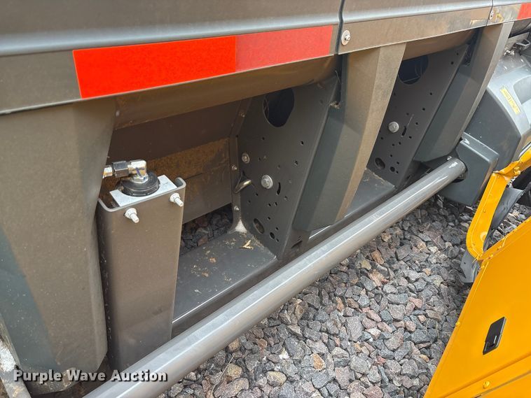 image for item YA1881 2022 Gleaner 9340 draper head