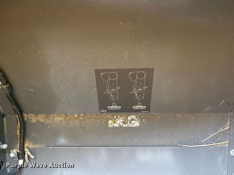 image for item YA1881 2022 Gleaner 9340 draper head